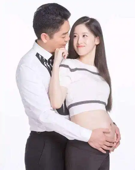 奶茶妹机场露脐装气质十足生完孩子衣品也长进了