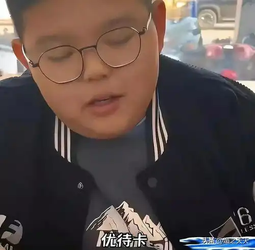 闹大了小男孩刷优待卡遭质疑后续父亲身份曝光,央视发文声援