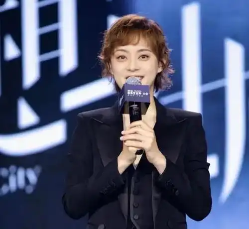 39岁孙俪又换新发型,男相十足显脸长