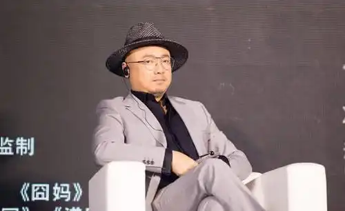 徐峥出席活动,戴礼帽走绅士风,配西服套装有男人味