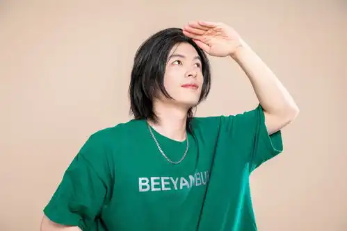 绿色t恤夏季徒步旅行男生人物摄影图摄影