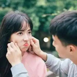 偷偷摸摸的女友让人生疑暗地跟踪受伤的只是自己