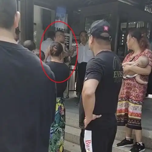 江苏一男子赤膊还显摆纹身,进景区被保安拦下,当场大吼我这是图腾