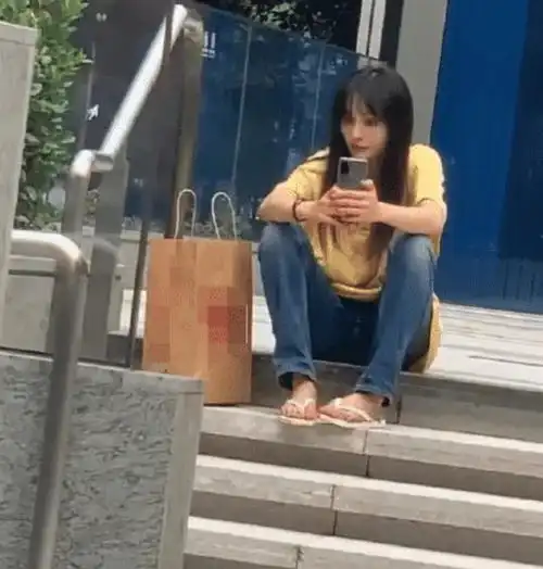 郑爽在街头自拍却被网友拍到,没有美颜和滤镜,真实颜值依然扛打