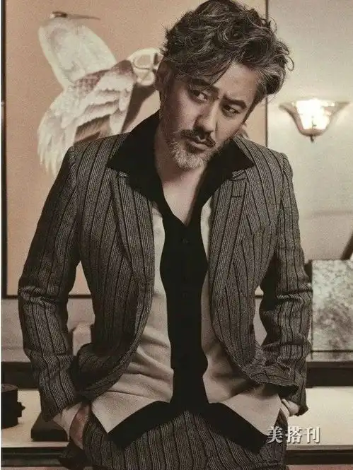 吴秀波现身走机场vip避见媒体,面带口罩胡子花白显寂寥