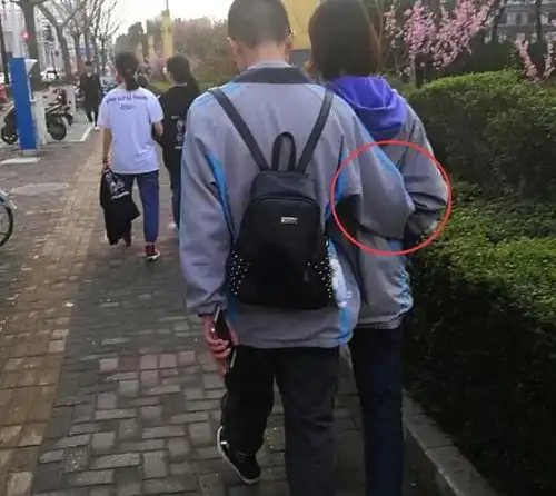 学生公然搂抱,难堪的事谁