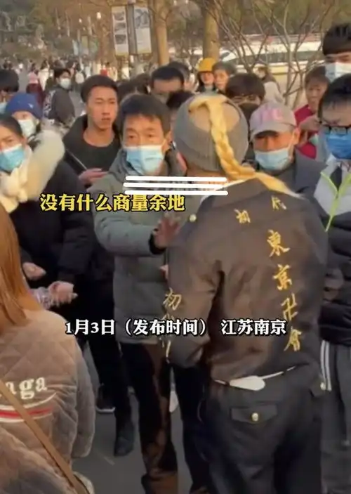 南京一景区男子穿异国服饰,被多名游人围住,要求把衣服脱掉