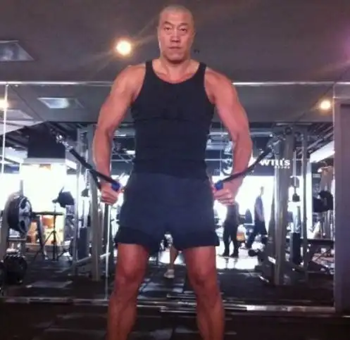 谁说中国篮坛没肌肉男西热力江6块腹肌,姚明从竹竿变魔鬼筋肉人