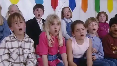 小女孩也成功过关,下一个小男孩的狗竟然跑了,真逗