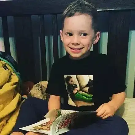 火遍全球并刷爆朋友圈的假笑男孩是谁,网友完美诠释笑跟哭似的