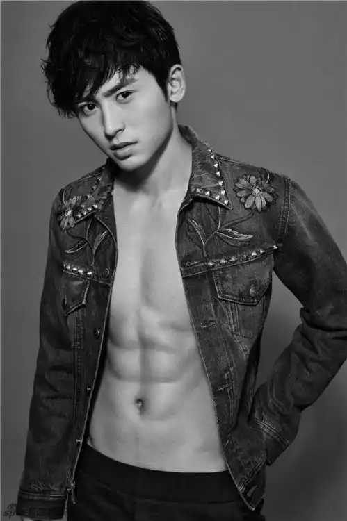 张哲瀚半裸秀巧克力腹肌阳刚展型男本色