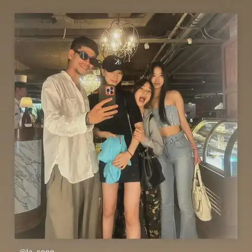 小s二女儿穿粉色衣服,向芭比致敬,妩媚地眨眼睛引发热议