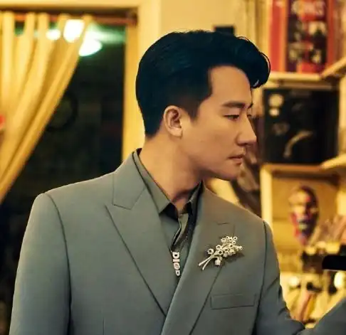 34岁黄轩对侧脸很自信照片多拍右脸,鼻梁高耸让人羡慕