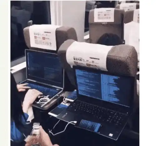 邻居晒了十五件一模一样的衣服,难道是克隆人网友的回复有毒吧