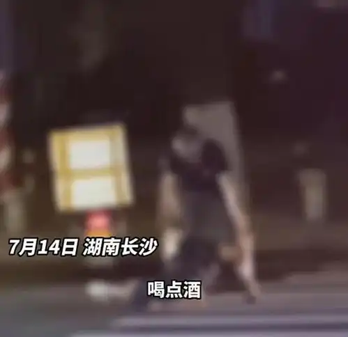 男子醉酒骑车撞到路人,结果被对方骑在身上狠狠教育了一下