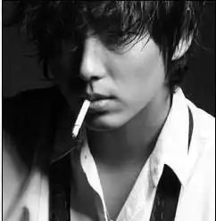 男生黑色抽烟头像,要图片大部分是头的,头稍稍向上仰,手里有烟的