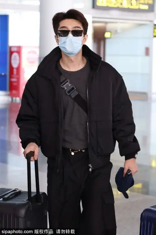 组图金瀚全黑look低调现身机场型男穿搭戴墨镜酷帅十足