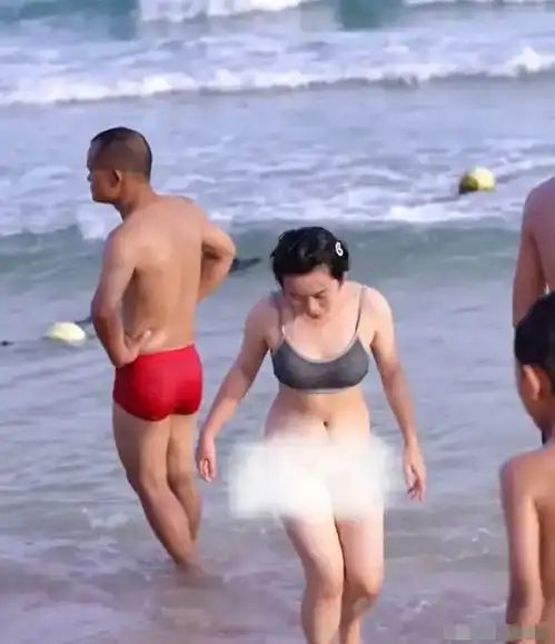 2名女子穿内衣内裤游泳,被小男孩趁机揩油,关键不能对他怎么样