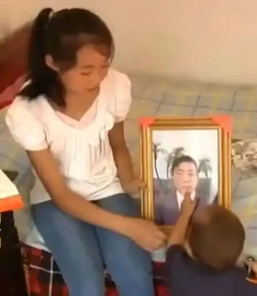 14岁少女已是1岁男童妈妈,常在同学面前大哭,真相令人心疼