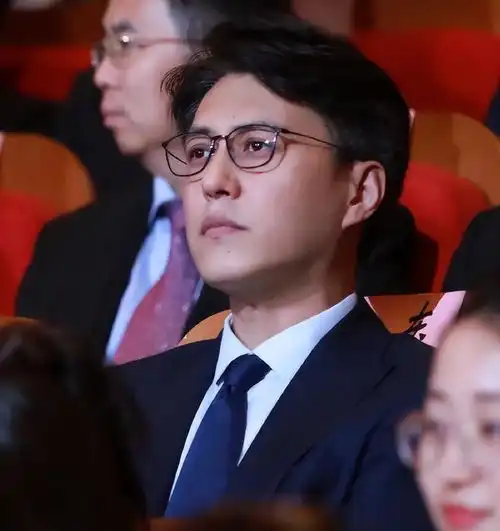 靳东在英国被偶遇,素颜也有了白发和肚腩,网友岁月是把杀猪刀