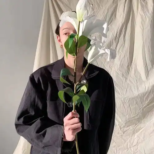 真人男生头像走在风中,今天阳光,突然好温柔