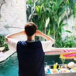 微信情侣头像背影一男一女两张我对你一见心动二见钟情