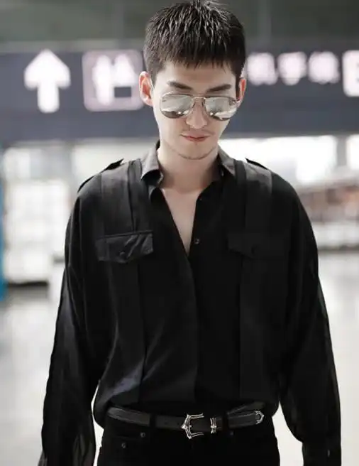 张翰到机场,一身黑装扮又酷又帅,剪成小碎发男人味满分