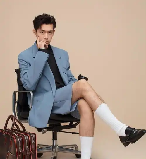 李现太棒了,穿紫色配粉色也可以这么帅