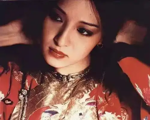 整容42岁未婚生女出书,颜值赛林青霞的她活成了人间清醒