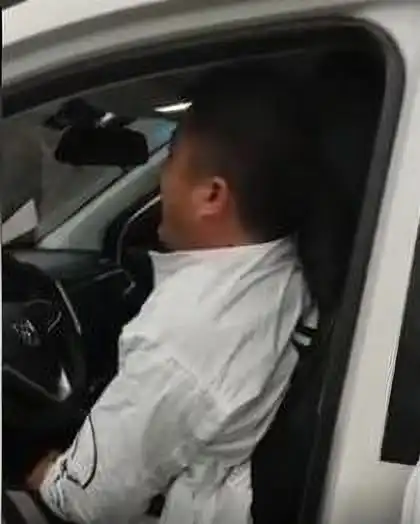 安徽男子回乡扫墓,见门口孤单父亲嚎啕大哭,已接老人一起生活