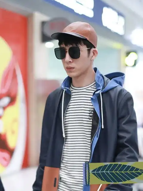 文艺风的井柏然挺帅,连帽夹克搭阔腿裤,时髦好看