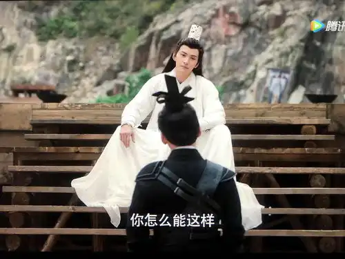 夫子的表情和这个坐姿和这身白衣绝配啊徐正溪完...