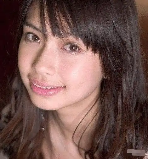 杨颖旧照曝光,被日本男性用酒瓶怼脸还赔笑,尴尬又辛酸