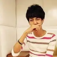 这个男生是谁吖下面的照片中