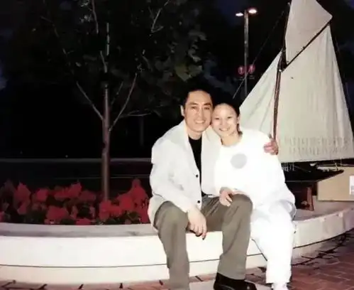 张艺谋问大儿子上几年级了张壹男没有说话转身离开