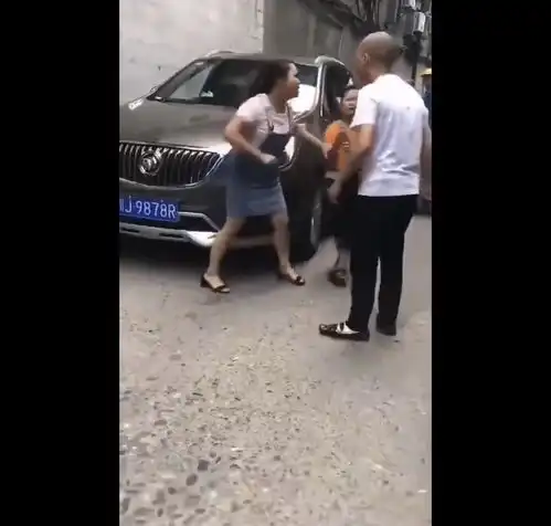 妈妈被扯头发拽倒,小男孩护母心切跪地大哭求放过叔叔,求求你