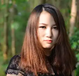 第一次当模特的黑衣女郎