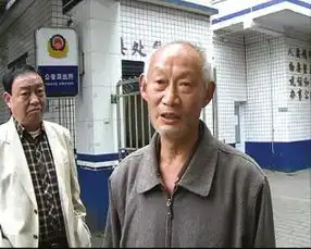 四川一男子公交车上抽烟被劝阻醉打六旬老人