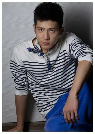 出生二十八天被抛弃,是奶奶捡回并抚养长大,出名后父母要赡养费