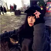 长发戴鸭舌帽女生头像阿迪达斯品牌是否是你的最爱