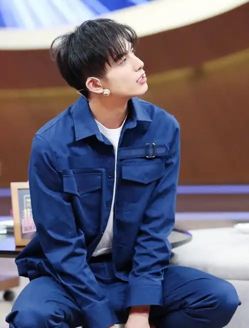 宋威龙的确天生男主脸,20岁英气成熟,衣架子身材上镜魅力太撩人