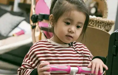 有一种富养叫林心如女儿,3岁身价超亿,连吃饭的碗都不一般