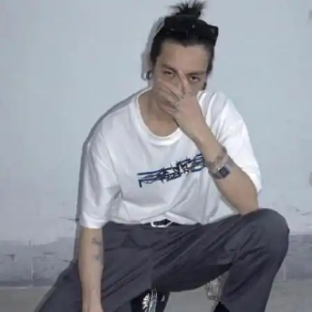 颓废伤感的男生头像,习惯了现在的世态炎凉