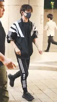 易烊千玺首尔下班,黑白条纹时尚满分