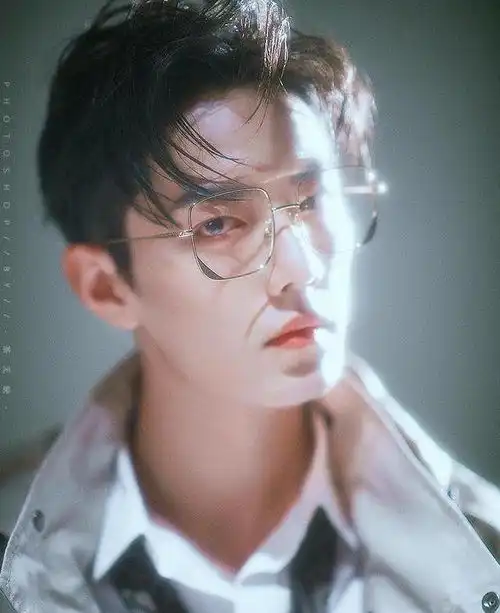 肖战是眼镜狂魔吗舞台换造型肖战的眼镜都换了十几个款了