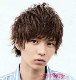 最新男人烫发发型男士锡纸烫发型