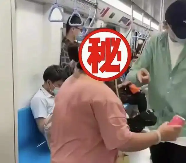 众说纷纭劝阻女子戴口罩反遭怒怼,男乘客一气之下放了大招