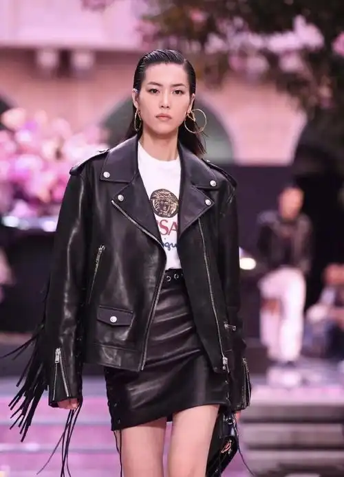 刘雯霸气现身米兰男装周,大背头造型气场全开,不输男模