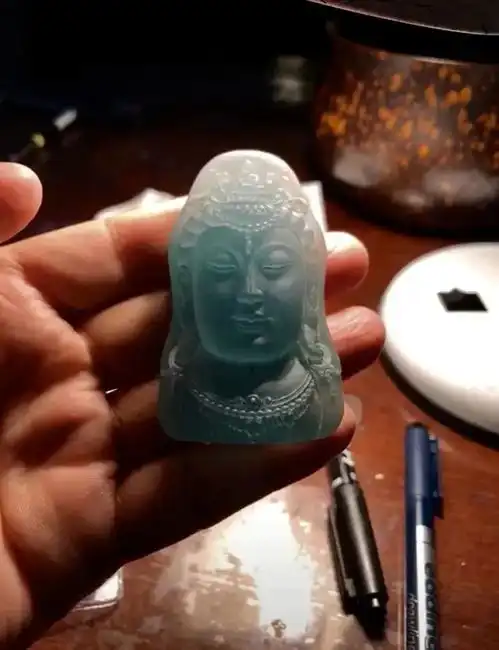 翡翠冰蓝底一种独特的颜色搭配及其象征意义和选购技巧全面解析