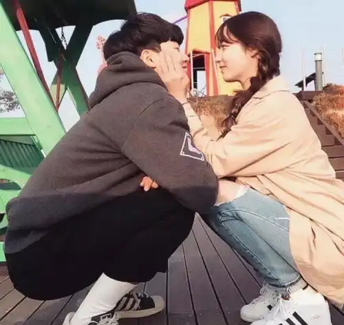 他是我男闺蜜,我们很纯洁女人和男子相拥一晚自称没发生啥